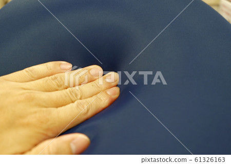 檢查緩衝的手 61326163