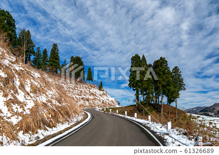 [新潟縣山越市]通往藥師森林的山坡通向藍天 61326689