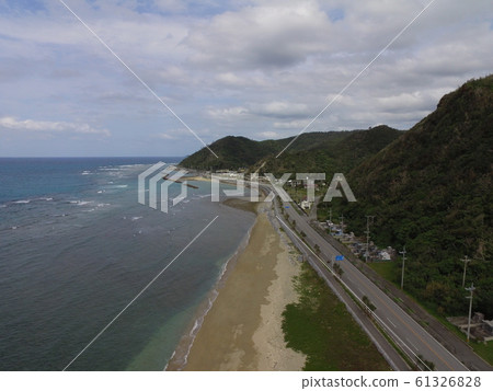 沖繩主島西海岸 - 無人機的鳥瞰圖（沿國道58號/國頭郡，國頭郡，沖繩） 61326828