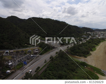 無人機在沿海鄉村空中射擊（沿58號公路/沖繩縣國頭郡國頭郡） 61326829