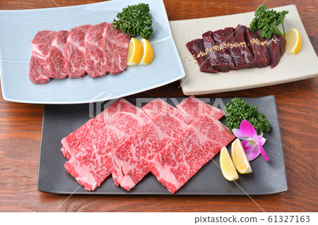 各種高級烤肉，日本里脊肉（前），國產牛肉味（左後），國產牛肝（右後）。烤肉店，韓國料理 61327163