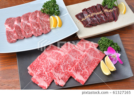 各种高级烤肉 日本里脊肉 前 国产牛肉味 左后 国产牛肝 右后 烤肉店 韩国料理 图库照片