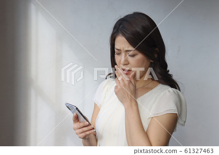 婦女擔心垃圾郵件和電話欺詐 61327463