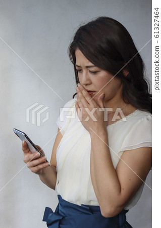 被垃圾郵件，電話，纏擾和驚訝嚇到的女人 61327464