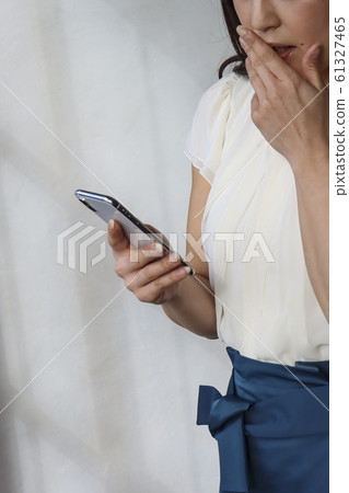 被垃圾郵件，電話，纏擾和驚訝嚇到的女人 61327465