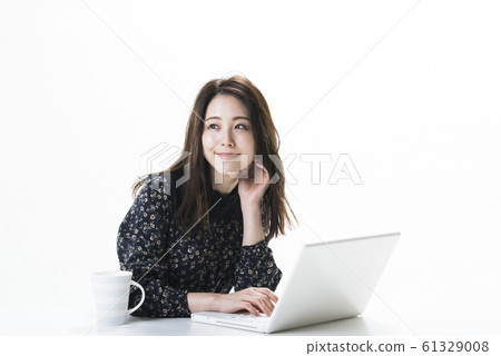 年輕女子肖像肖像筆記本電腦 年輕女子肖像肖像筆記本電腦 61329008