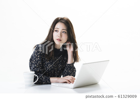 年輕女子肖像肖像筆記本電腦 年輕女子肖像肖像筆記本電腦 61329009