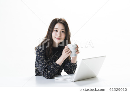 年輕女子肖像肖像筆記本電腦 年輕女子肖像肖像筆記本電腦 61329010