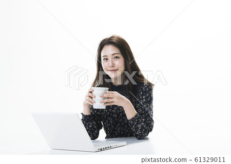 年輕女子肖像肖像筆記本電腦 年輕女子肖像肖像筆記本電腦 61329011