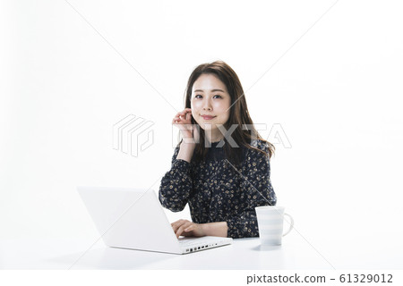 年輕女子肖像肖像筆記本電腦 年輕女子肖像肖像筆記本電腦 61329012