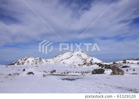 山間小道和山 山間小道和山 61329120