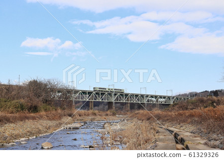 穿越黑川大橋的Kiha 110系列柴油火車 61329326