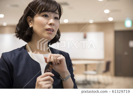 Business woman drinking energy drink 61329719