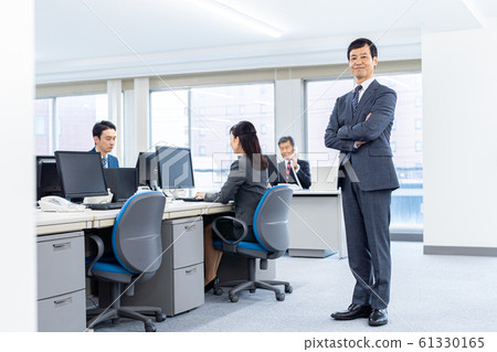 Managers, business people, offices 61330165