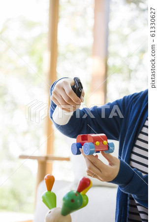 Mother's hand to disinfect children's toys 61330627