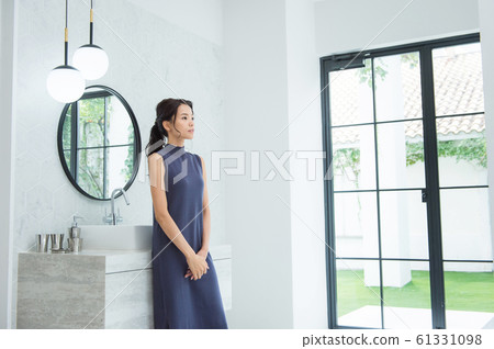 Young woman in bathroom 61331098