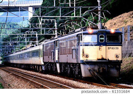 1996年EF6320通過了Usui Pass，189系列L特快Asama號。 61331684