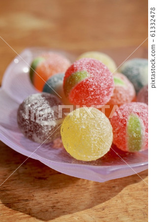 玻璃盤上的彩色糖霜糖果 玻璃盤上的彩色糖霜糖果 61332478