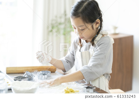 Girl baking cookies 61333243