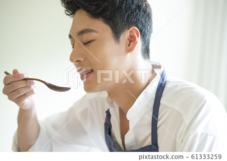 Man cooking 61333259