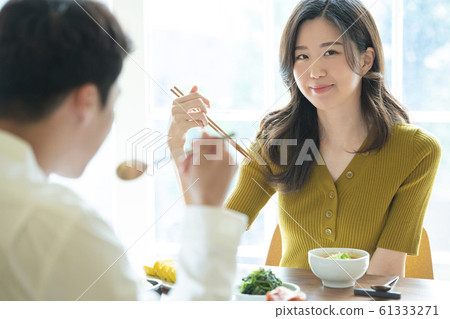 Couple eating Couple eating 61333271