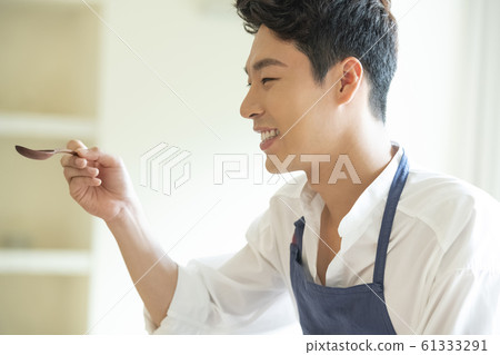 Man cooking 61333291