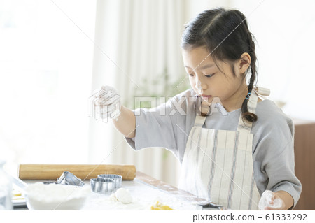 Girl baking cookies 61333292