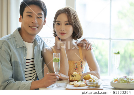 Couple cocktail party Couple cocktail party 61333294