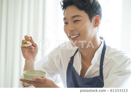 Man cooking 61333315