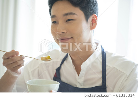 Man cooking 61333334