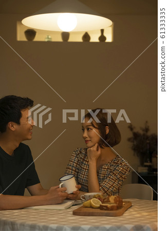 Tea time couple 61333335