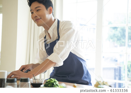 Man cooking 61333336