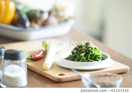 Man cooking 61333342