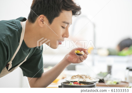 Family meal 61333353