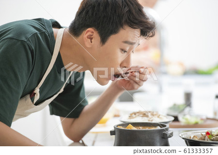 Man cooking Man cooking 61333357