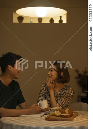 Tea time couple Tea time couple 61333359