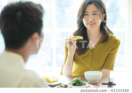 Couple eating Couple eating 61333380