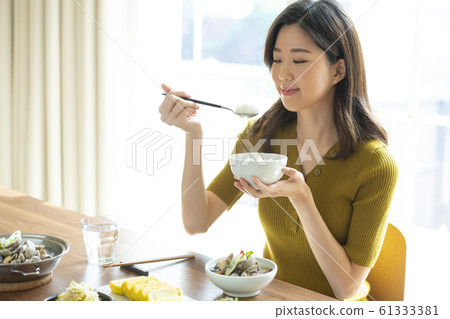 Couple eating 61333381