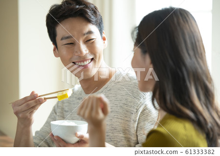 Couple eating 61333382