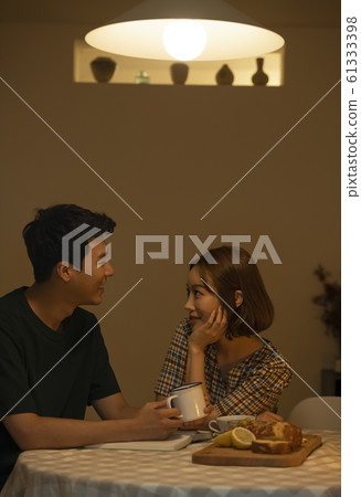 Tea time couple Tea time couple 61333398