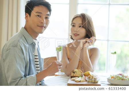 Couple cocktail party Couple cocktail party 61333400