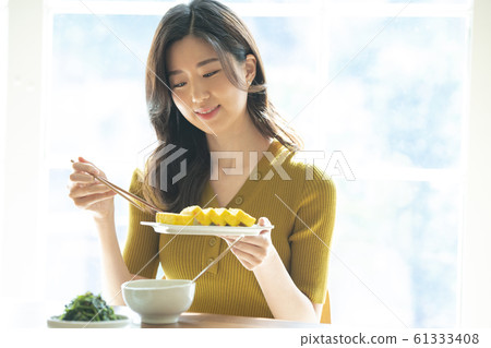Couple eating 61333408