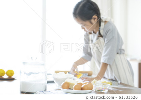 Girl baking cookies 61333526