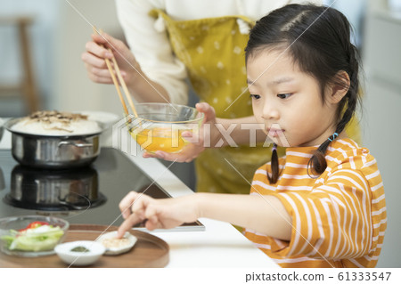 Girl cooking 61333547