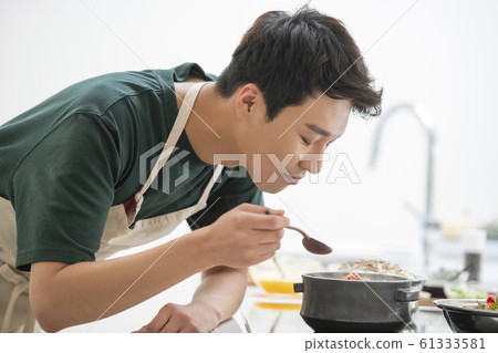 Family meal 61333581