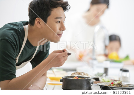 Family meal 61333591