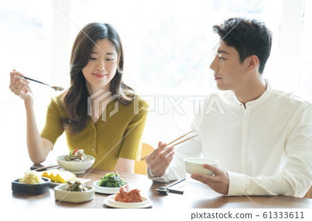 Couple eating 61333611
