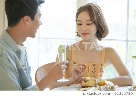 Couple cocktail party Couple cocktail party 61333720