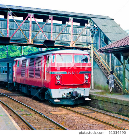 Diesel locomotive entering the station 61334390