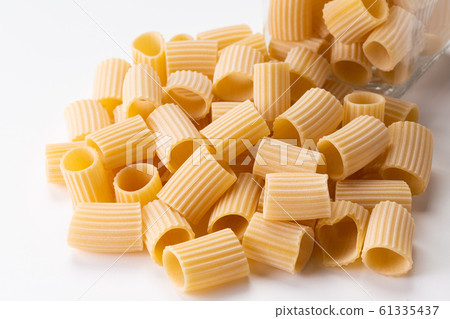 Short pasta (rigatoni) 61335437